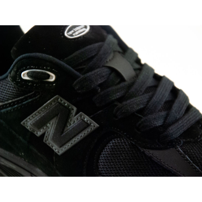 Демісезонні кросівки NB 2002 Black ліцензія чорний